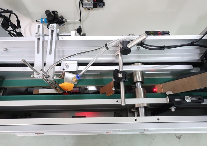  对折贴标老出错?这台电线对折贴标机让合格率飙升99%